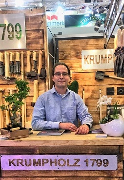 Nils Andreas hilft Claus Krumpholz auf der IPM